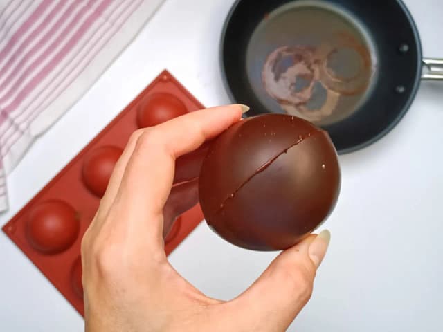 Jak zrobić czekoladowe kule na tort – proste przepisy i porady Jak zrobić czekoladowe kule na tort – proste przepisy i porady