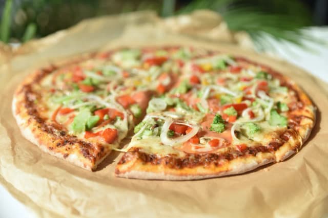 Z czym pizza wegetariańska? Odkryj pyszne dodatki i składniki Z czym pizza wegetariańska? Odkryj pyszne dodatki i składniki