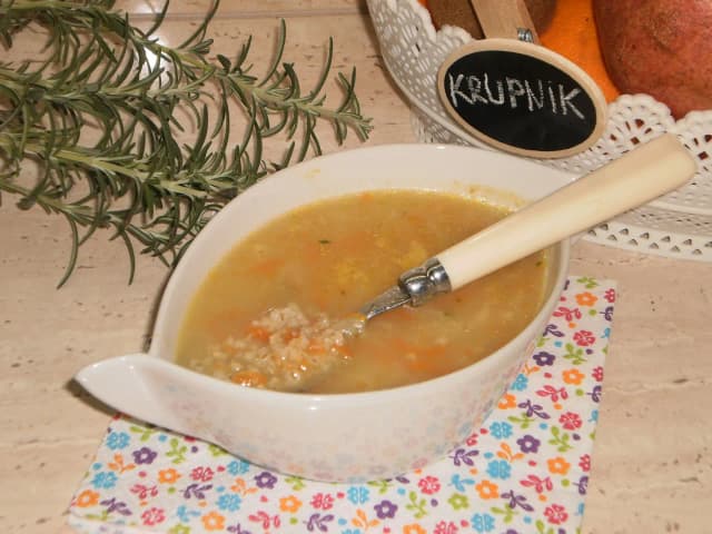 Co ugotować na kościach ze schabu: pyszne przepisy na zupy, które zachwycą Co ugotować na kościach ze schabu: pyszne przepisy na zupy, które zachwycą