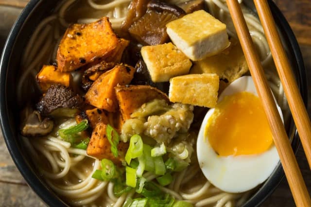 Jak zrobić ramen wegetariański - prosty przepis na pyszne danie Jak zrobić ramen wegetariański - prosty przepis na pyszne danie